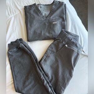 FIGS Women’s Gray Scrub Set